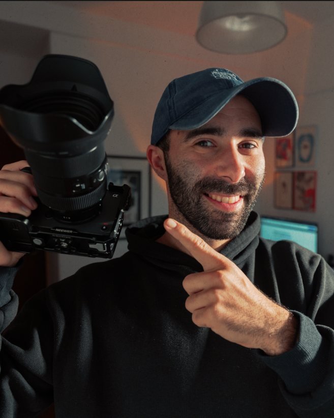 Emilio Serazzi con su cámara en el estudio