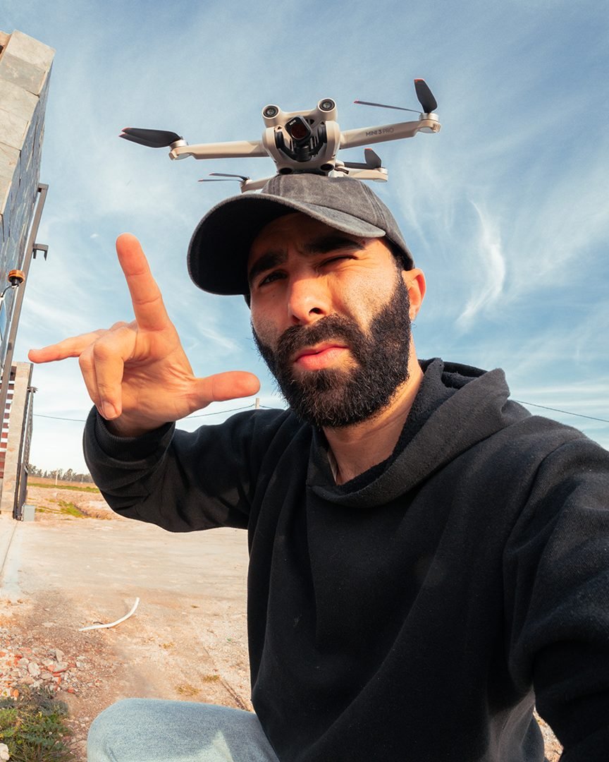 Emilio Serazzi con un drone sobre la gorra